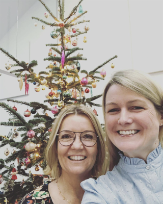 Benedicte Engel og Fleur Bloch-Heby, stiftere af Female Drivers Club,  taget et selfie foran et juletræ
