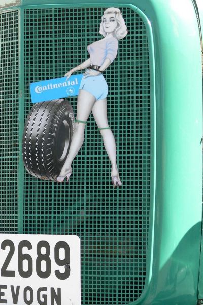 Kvinde klistermærke med Continental dæk på turkisk køler